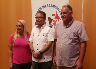 Chu00e1vez junto a los pasados presidentes Roque Baudean y Miriam Petrone 324x235