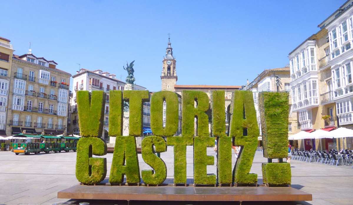 Vitoria   Plaza de la Virgen Blanca, Escultura vegetal Vitoria Gasteiz !
