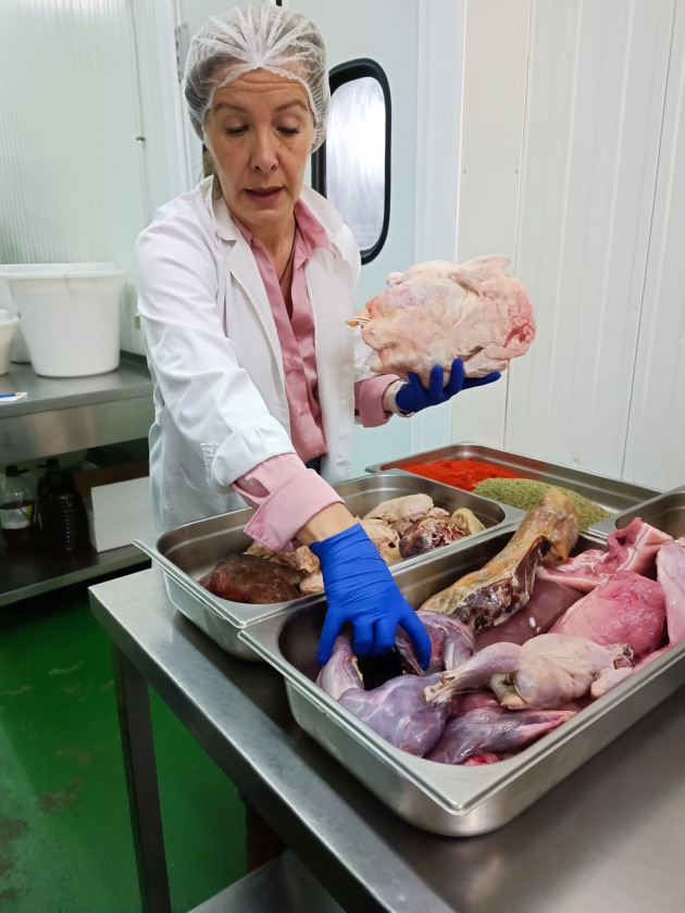 Crescencia Escobar con los ingredientes del morteruelo