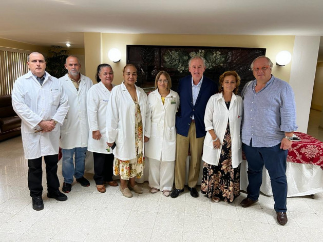 Miguel Mionrs, a la drecha, en Cuba