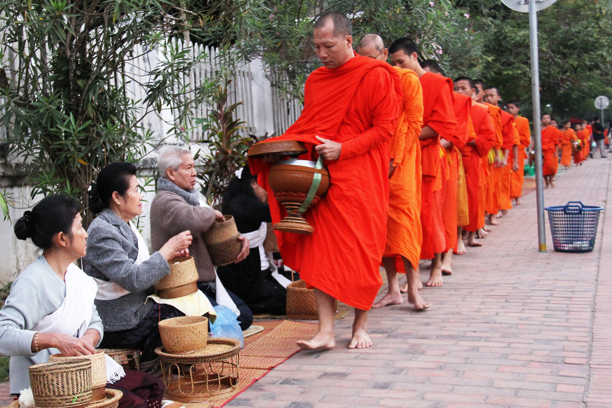 MONJES PIDIENDO COMIDA luang prabang 2007508