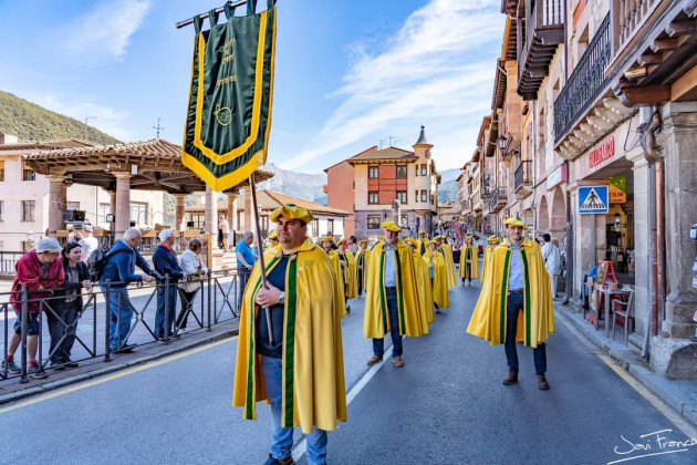 Cofradía del Lión de Novales desfilando