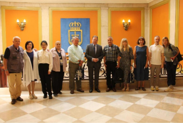 Corresponsals extranjeros con el alcalde de Oviedo